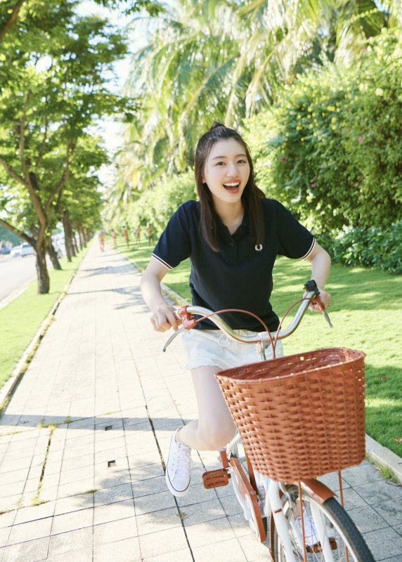 画像2: 日向坂４６　佐々木美玲　１ｓｔ写真集　コーチャンフォーオリジナル特典付き (2)